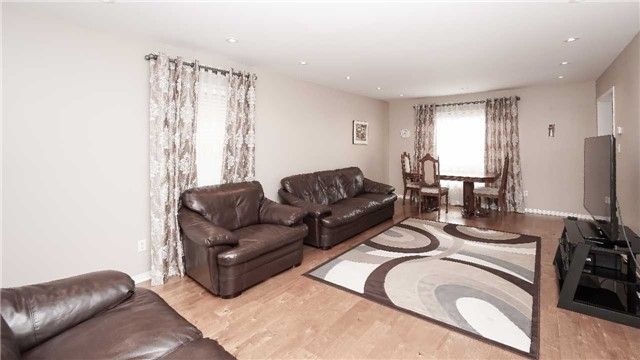 164 Gail Parks Cres, Newmarket, L3X3C1 | Image 3