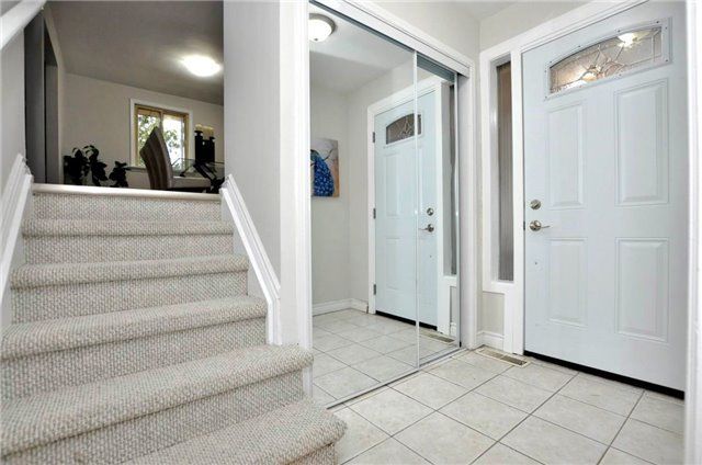 24 Gentry Cres, Richmond Hill, L4C2G9 | Image 2