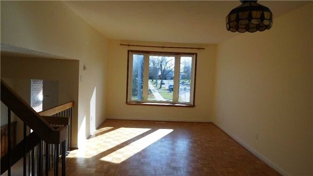 22 Springhead Gdns, Richmond Hill, L4C5B9 | Image 2