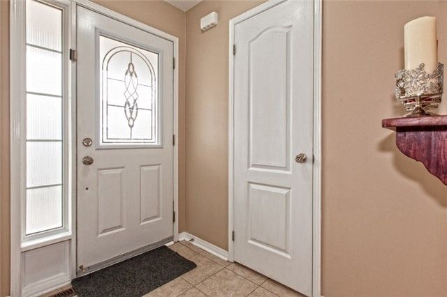 164 Gail Parks Cres, Newmarket, L3X3C1 | Image 2