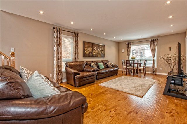 164 Gail Parks Cres, Newmarket, L3X3C1 | Image 3