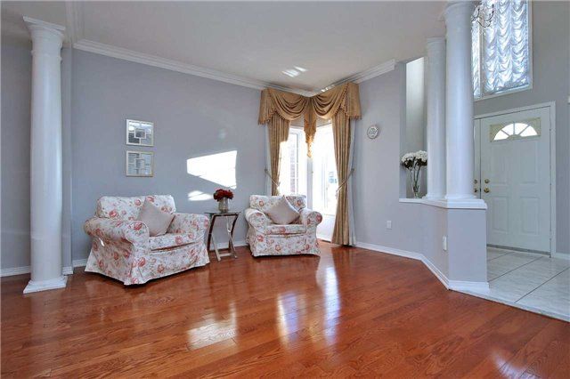 77 Frank Endean Rd, Richmond Hill, L4S1X2 | Image 2