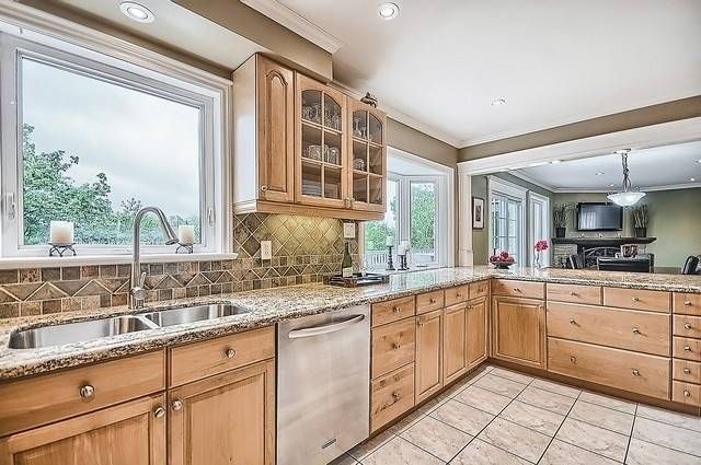 923 Leslie Valley Dr, Newmarket, L3Y7G3 | Image 3