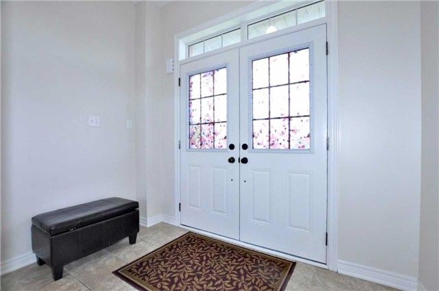 565 Foxcroft Blvd, Newmarket, L3X3L6 | Image 2