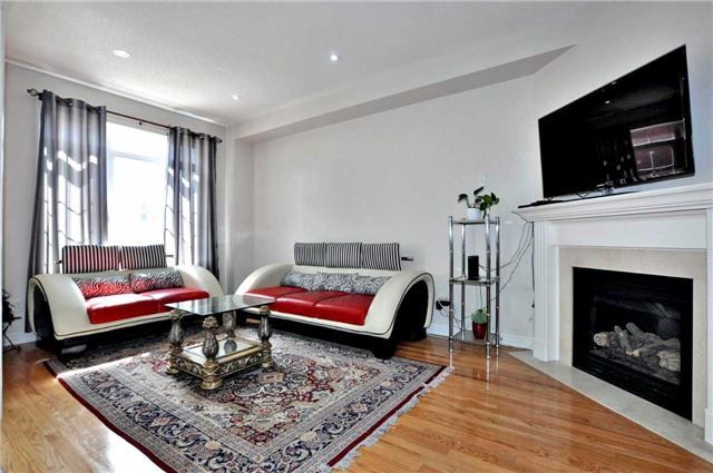 565 Foxcroft Blvd, Newmarket, L3X3L6 | Image 3