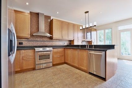 18 Sunrise Ridge Tr, Whitchurch-Stouffville, L4A0C9 | Image 2