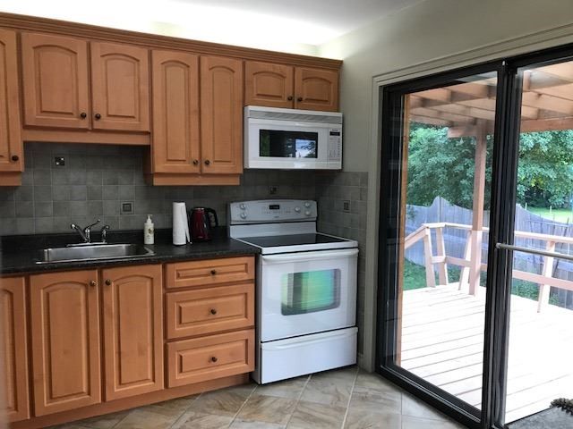 126 Cascade Circ, Richmond Hill, L4C3H7 | Image 2