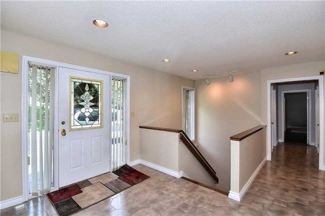 23 Hunters Glen Rd, Aurora, L4G6W4 | Image 2