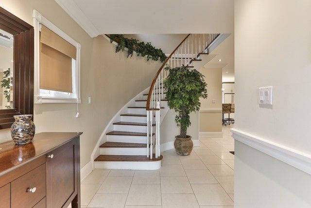 100 Larratt Lane, Richmond Hill, L4C0E3 | Image 2