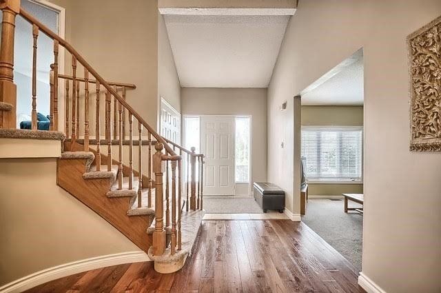 14 Laurwood Crt, Aurora, L4G5C2 | Image 2