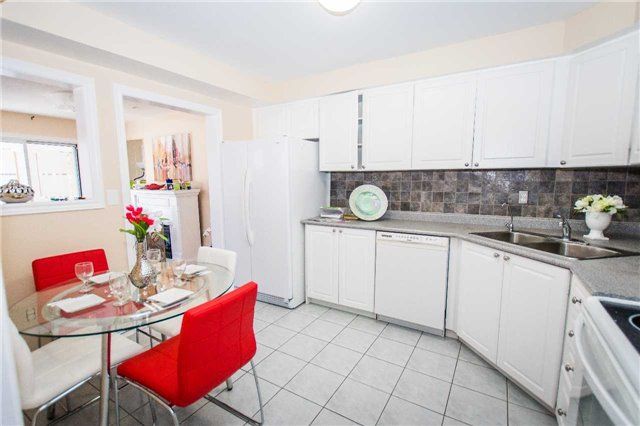 50 Widdifield Ave, Newmarket, L3X1Z4 | Image 2