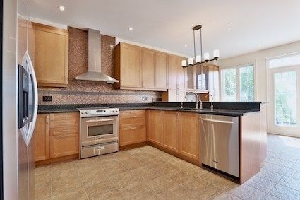 18 Sunrise Ridge Tr, Whitchurch-Stouffville, L4A0C9 | Image 2