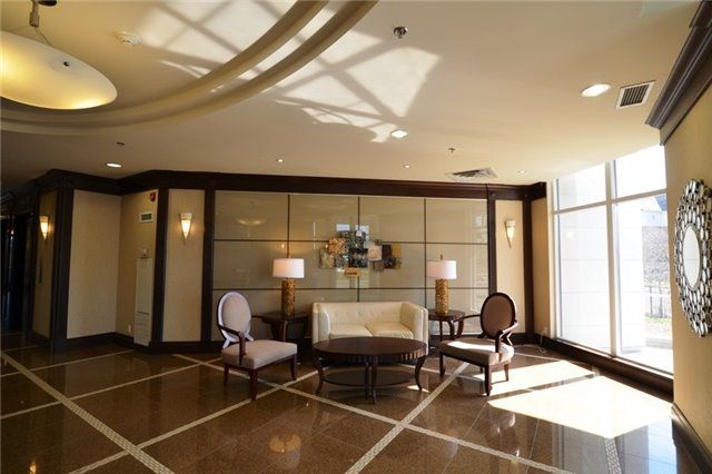 211 - 18 Harding Blvd, Richmond Hill, L4C0T3 | Image 2