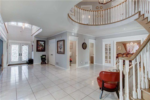 956 Portminster Crt, Newmarket, L3X1L8 | Image 2