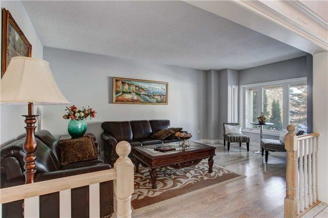 956 Portminster Crt, Newmarket, L3X1L8 | Image 3