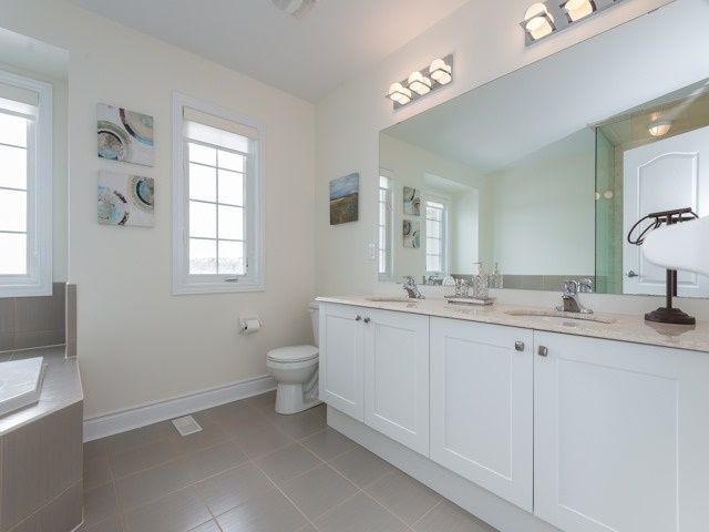 939 Memorial Circ, Newmarket, L3X0B5 | Image 3