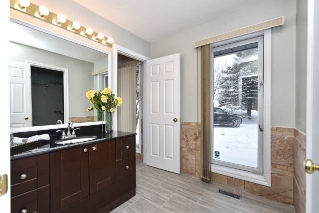 23 Hunters Glen Rd, Aurora, L4G6W4 | Image 2