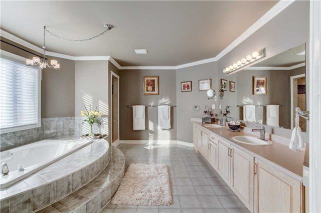 956 Portminster Crt, Newmarket, L3X1L8 | Image 3