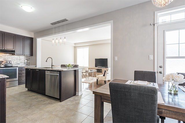 246 Thomas Phillips Dr, Aurora, L4G0T6 | Image 3