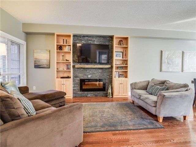 540 Greig Circ, Newmarket, L3Y8S6 | Image 2