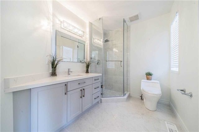 102 Antique Dr, Richmond Hill, L4E4G3 | Image 2