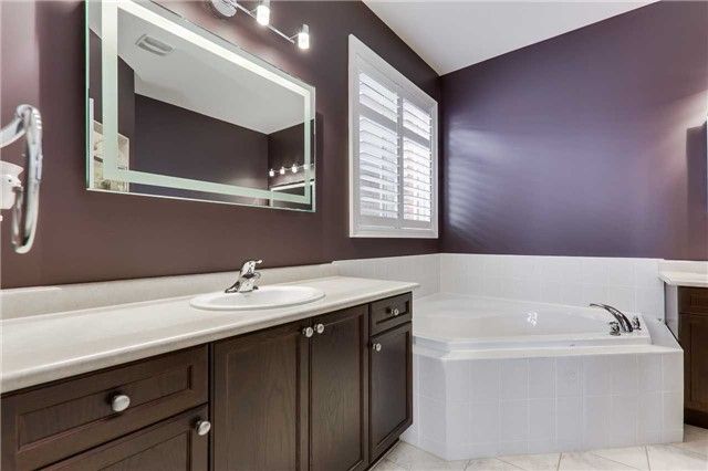 64 Milligan St, Bradford West Gwillimbury, L3Z0C4 | Image 3