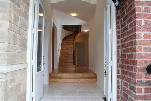 207 Gardiner Dr, Bradford West Gwillimbury, L3Z0J5 | Image 2