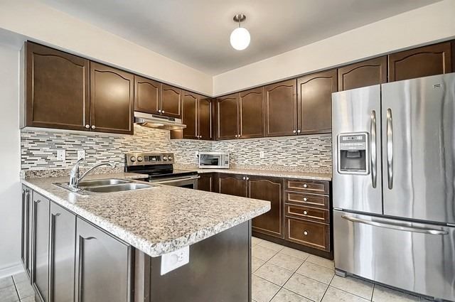 73 Crowther Dr, Newmarket, L3X3G4 | Image 2