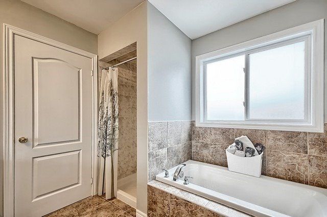 73 Crowther Dr, Newmarket, L3X3G4 | Image 3