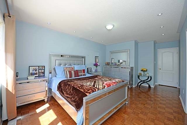 212 Venice Gate Dr, Vaughan, L4H0G1 | Image 2