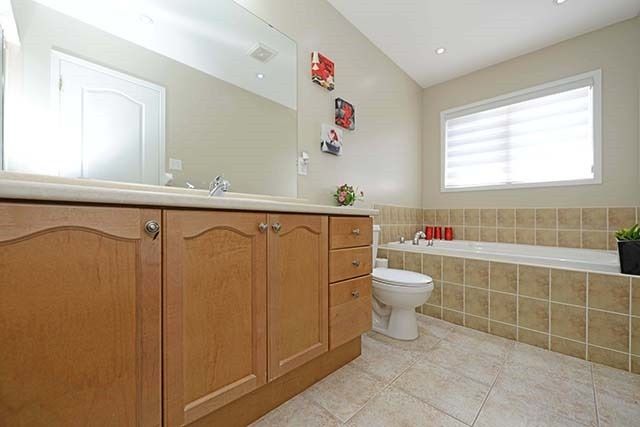 212 Venice Gate Dr, Vaughan, L4H0G1 | Image 3