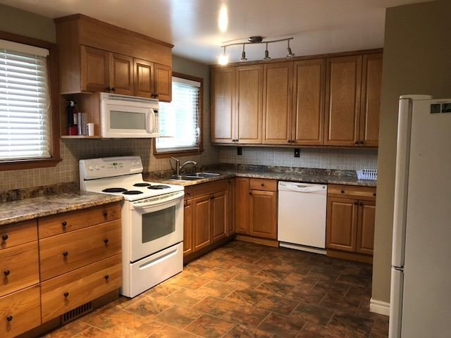 708 Jackson Crt, Newmarket, L3Y5A6 | Image 2