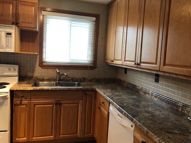 708 Jackson Crt, Newmarket, L3Y5A6 | Image 3