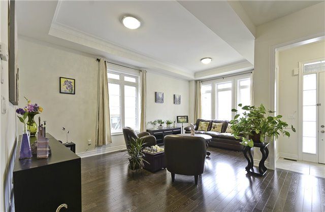 35 Clara May Ave, East Gwillimbury, L9N0R4 | Image 2