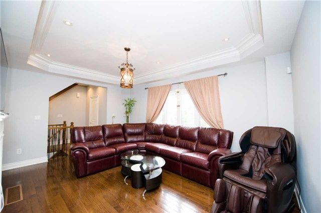 144 Chapman Crt, Aurora, L4G0E2 | Image 3