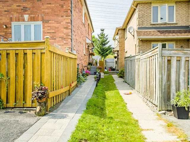 559 Walpole Cres, Newmarket, L3X2B5 | Image 2