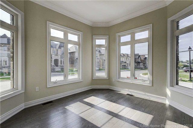 102 Giardina Cres, Richmond Hill, L4B0G2 | Image 3