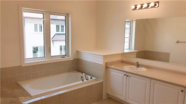 8 Kavanagh Ave, East Gwillimbury, L9N0P6 | Image 3