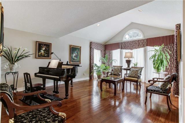 1 Elderwood Dr, Richmond Hill, L4B2X3 | Image 3