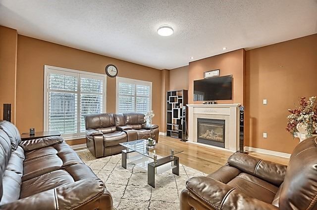 54 Woodbury Cres, Newmarket, L3X2V5 | Image 2
