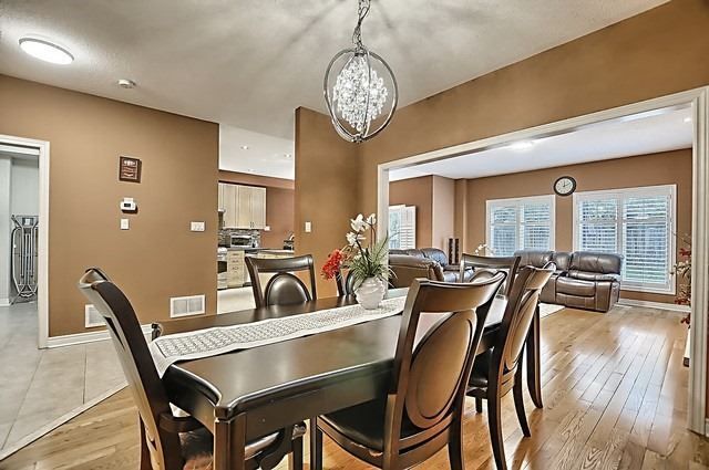 54 Woodbury Cres, Newmarket, L3X2V5 | Image 3