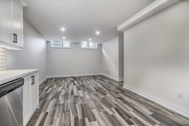 770 Queen (Lower) St, Newmarket, L3Y 2J5 | Image 3