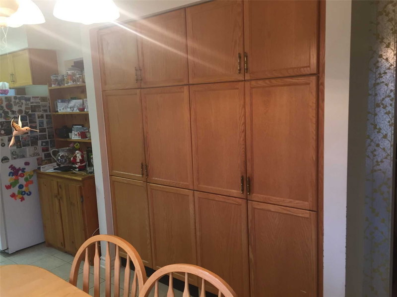 988 Leslie Valley Dr, Newmarket, L3Y-7E6 | Image 2