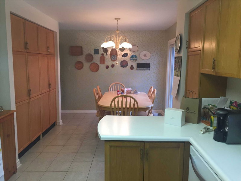 988 Leslie Valley Dr, Newmarket, L3Y-7E6 | Image 3