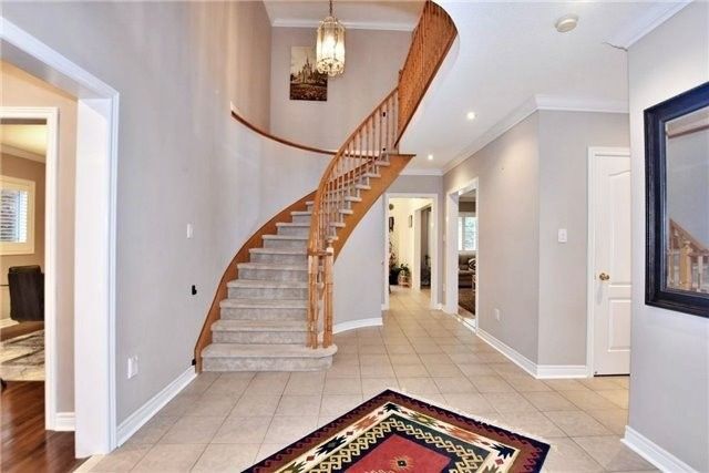 355 Carruthers Ave, Newmarket, L3X2B7 | Image 3