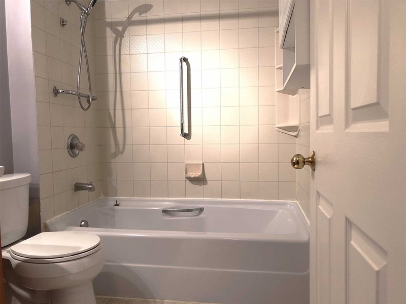 305 - 14924 Yonge St, Aurora, L4G 6H7 | Image 2