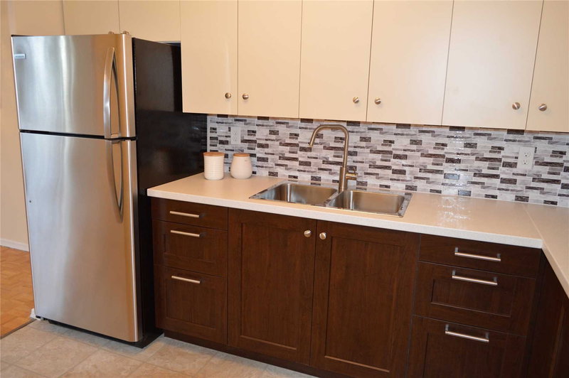 303 - 67 Richmond St, Richmond Hill, L4C3Y3 | Image 2