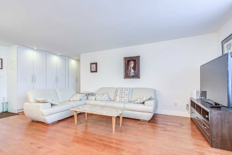 304 - 67 Richmond St, Richmond Hill, L4C3Y3 | Image 3