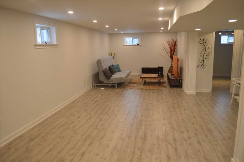 Lower - 347 Ella Crt, Newmarket, L3Y4L6 | Image 2