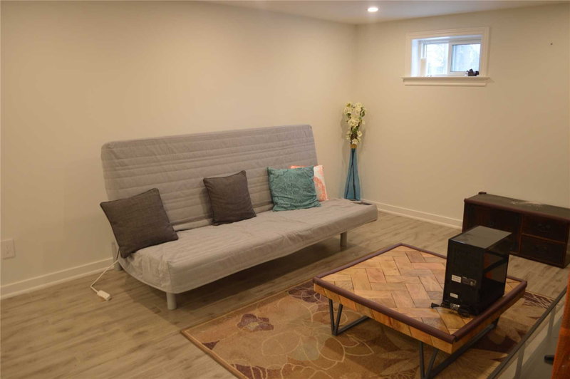 Lower - 347 Ella Crt, Newmarket, L3Y4L6 | Image 3